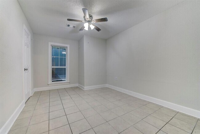 Building Photo - 2127 Maximilian St