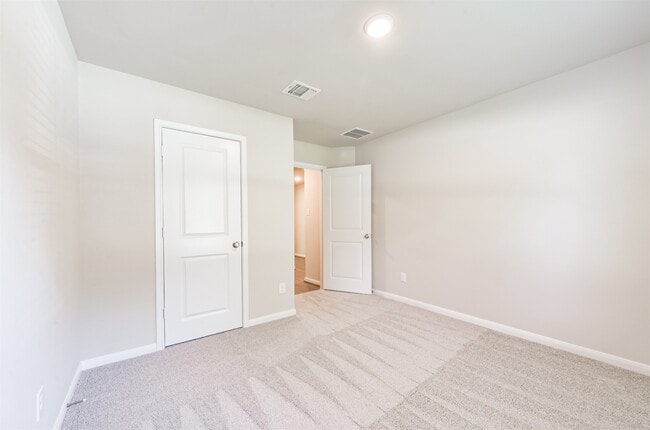 Building Photo - 2 N Circlewood Glen