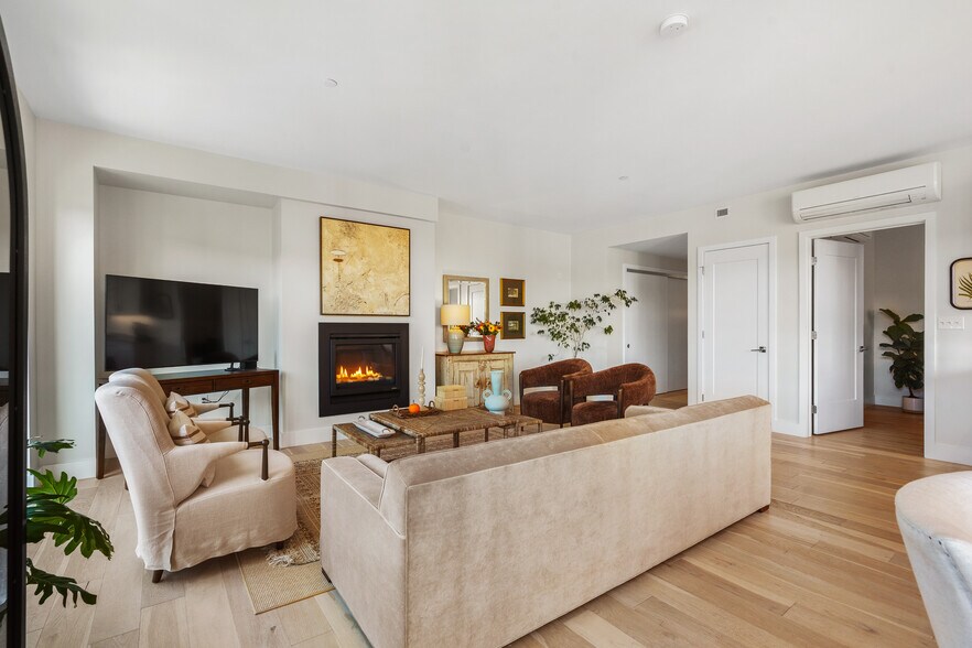 Building Photo - 383 Commercial St