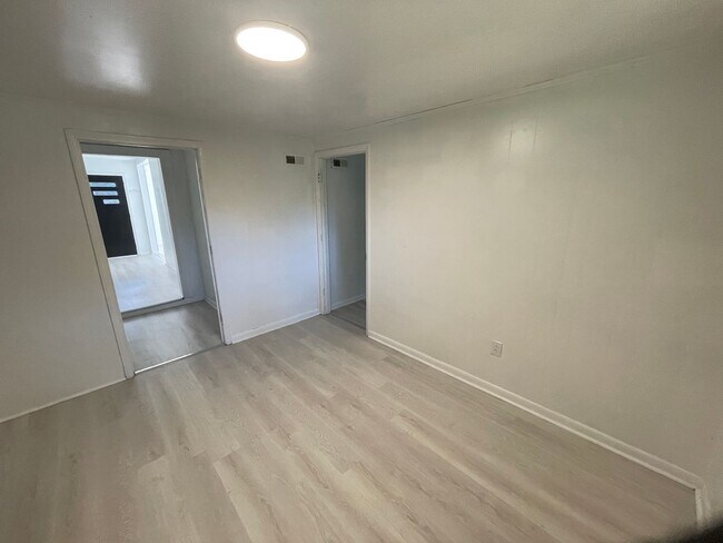 Building Photo - 3 bedroom 1 bathroom house available