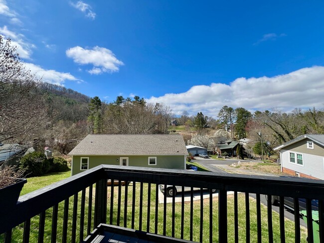 Building Photo - 3-Bed, 2-Bath home in N. Asheville!