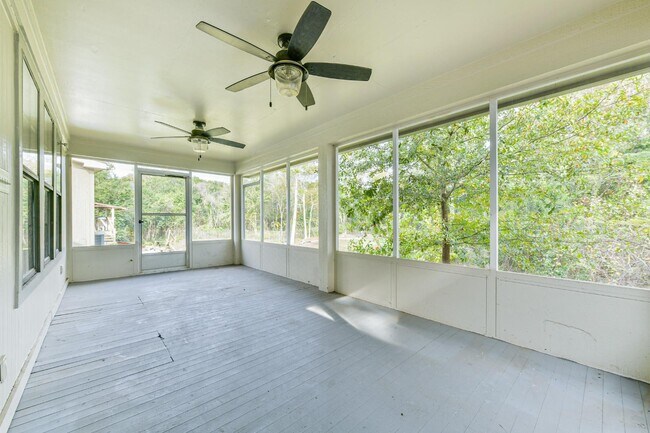 Building Photo - 305 Red Haven Dr