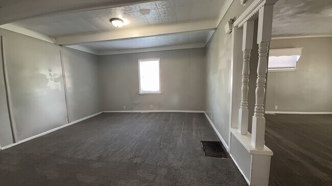 Building Photo - 1521 E Kirby Ave