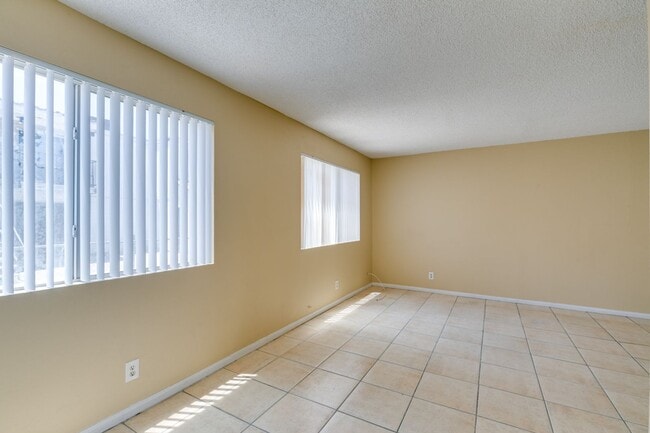 Building Photo - Cozy 2BR/2BA in Spring Valley Near the Strip