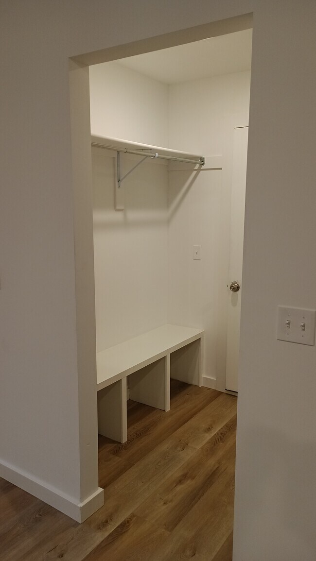 Building Photo - 6112 Andersonville Rd