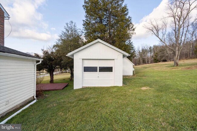 Building Photo - 15615 Falls Rd