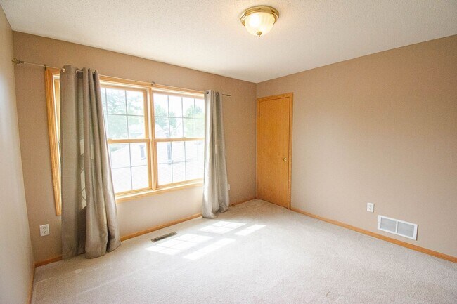 Building Photo - Townhome in Quiet NW Rochester Neighborhood!