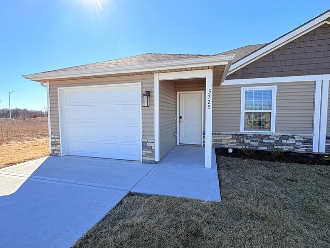 Building Photo - Single Level 3 Bed, 2 Bath, 1 Car Garage Duplex in North Kansas City