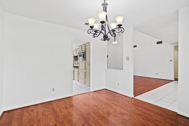 Building Photo - 2710 Pineleaf Dr