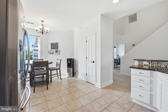 Building Photo - 13940 Greendale Dr