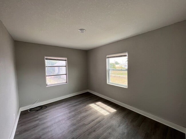 Building Photo - 718 W 7th St