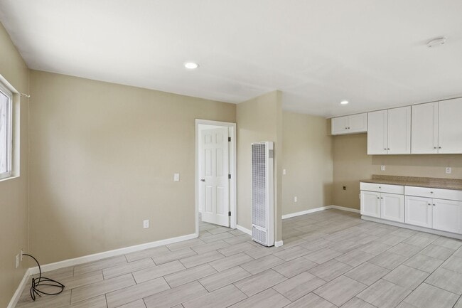 Building Photo - Adorable 2BR Property with Yard