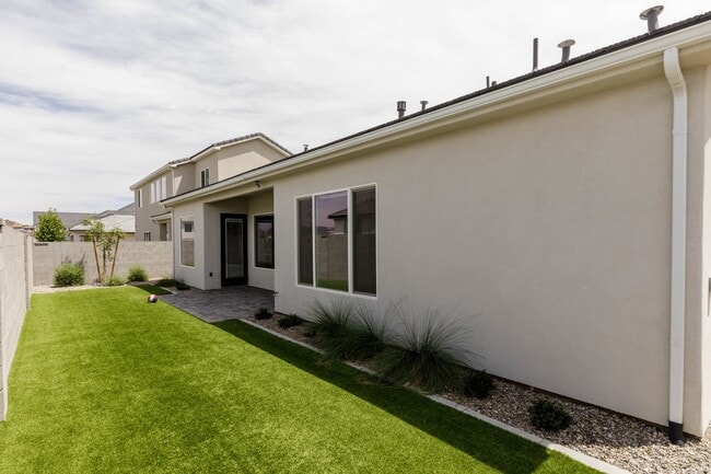 Building Photo - Stunning  4 bed | 3 bath | 3 car garage cu...