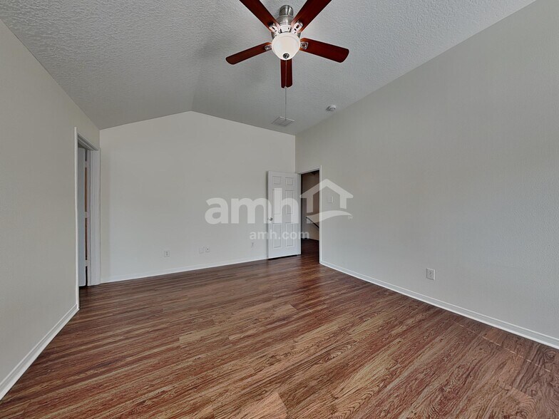 Building Photo - 16973 Scenic Knoll