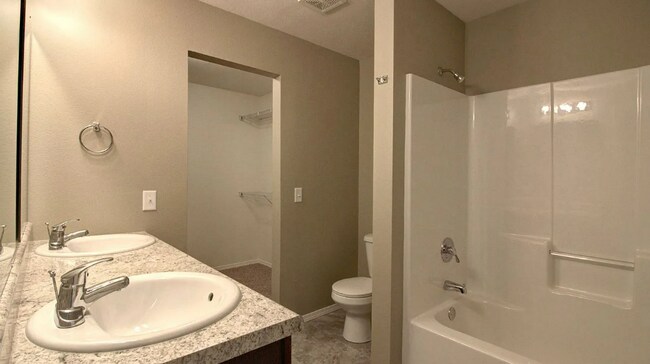Building Photo - 3 Bedroom Rental in Republic with fenced i...