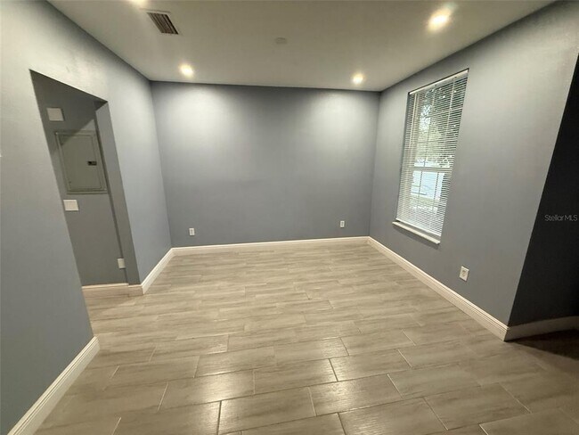 Building Photo - 1325 Lyonshire Dr