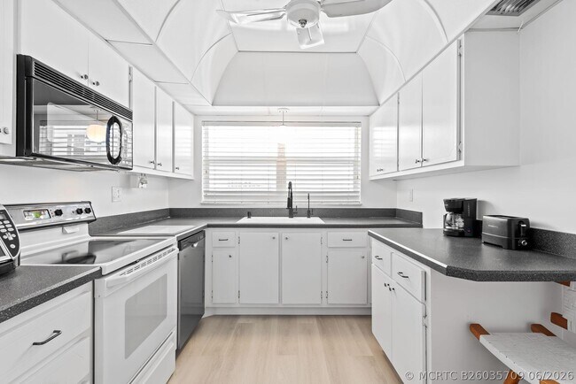 Building Photo - 3300 S Ocean Blvd