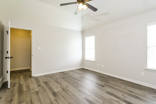 Building Photo - 1405 Shetland Dr