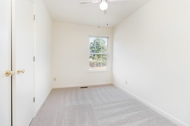 Building Photo - 3 Bedroom Townhome in Lee's Hill!