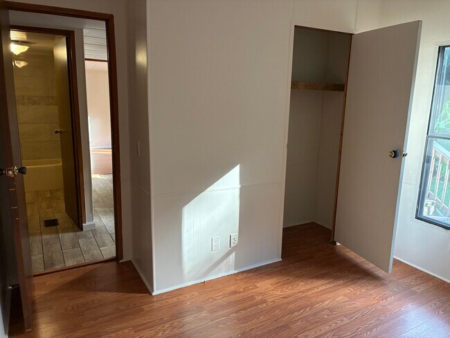 Building Photo - LJE #11