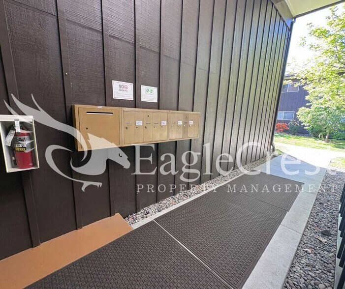 Building Photo - Convenient 3 Bedroom 2 Bathroom Condo Living With POOL Access