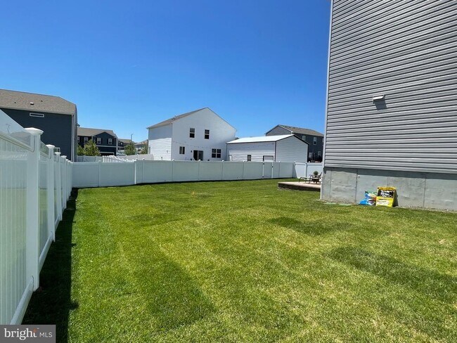 Building Photo - 13 Outsail Ave