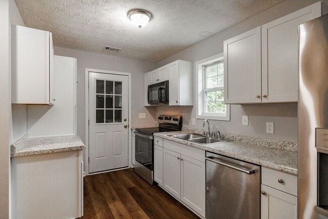 Building Photo - 2603 Hog Mountain Rd