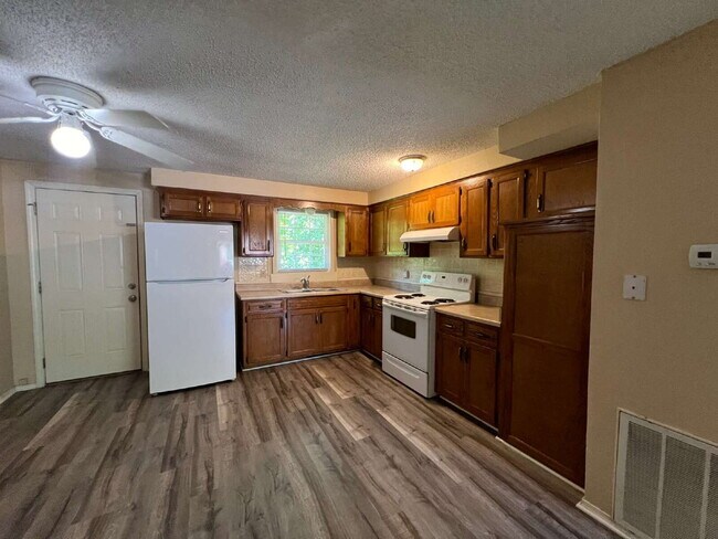 Building Photo - 3 Bedroom Duplex in Hollister