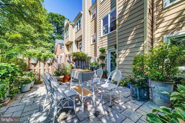Building Photo - 8 Carriage House Cir
