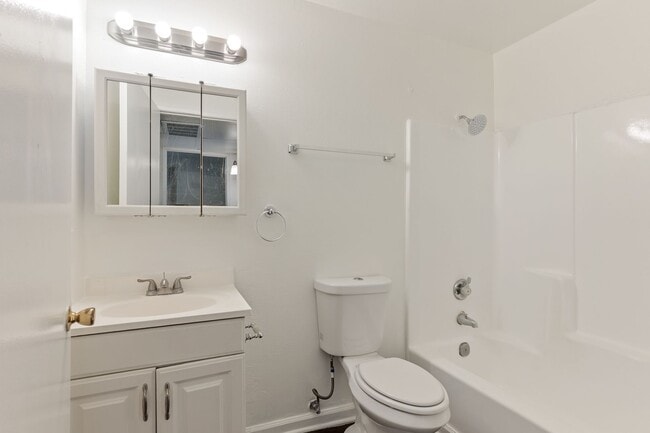 Building Photo - Updated 1BD/1BA Apartment in well maintained Complex in Sylmar.