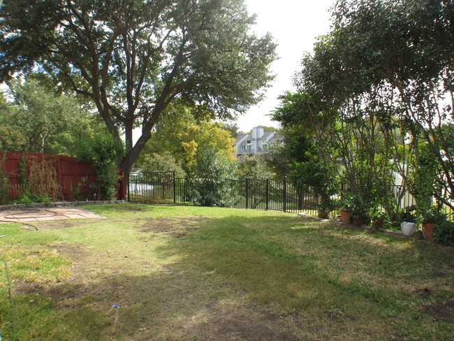 Building Photo - Great Irving Location!