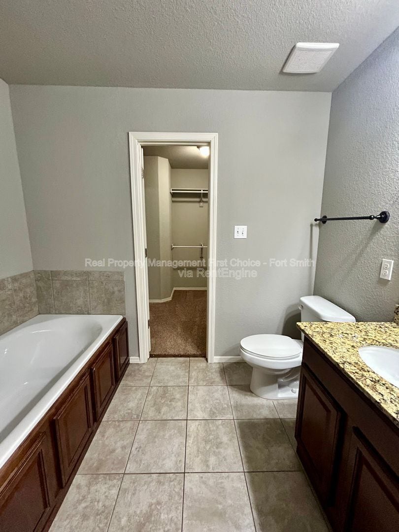 Building Photo - 423 Ridge Point Dr