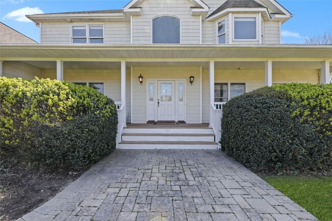 Building Photo - 703 Herricks Ln