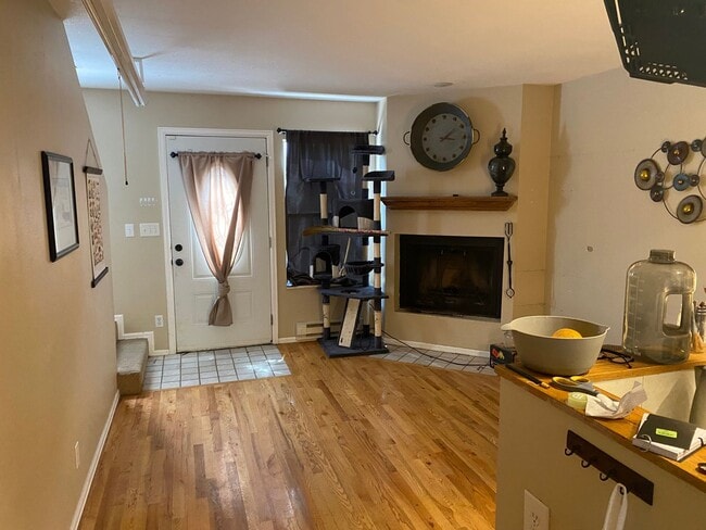 Building Photo - 2 Bed Plus Office 1.5 Bath Two Floor Condo In Ideal Central Boulder Location!