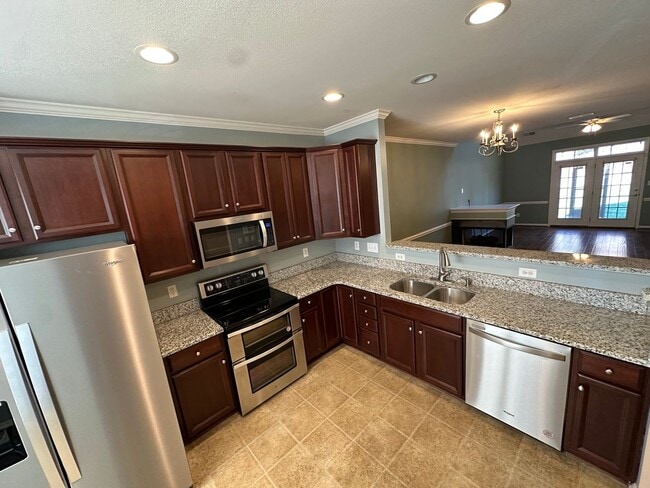 Building Photo - Townhome in a great location!