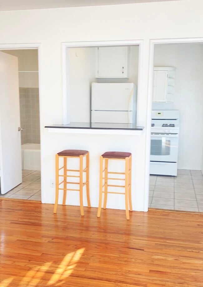 Building Photo - 226 N Hollywood Way