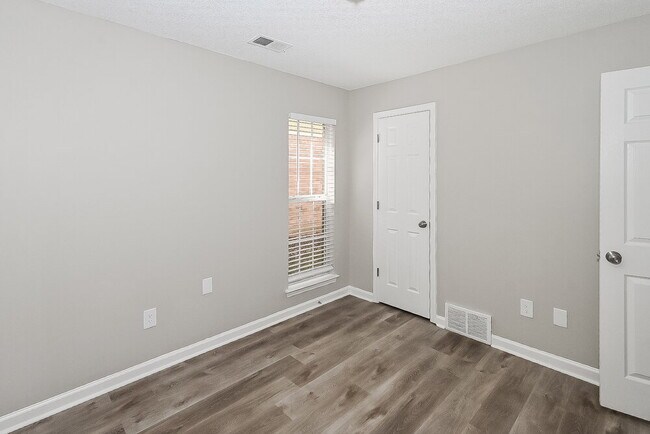 Building Photo - 5370 Russell Dr