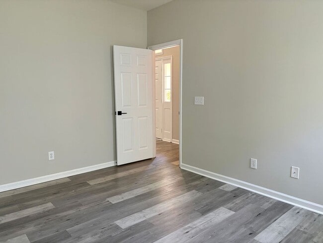 Building Photo - Available 7/9. Gorgeous, Fully Remodeled 3...