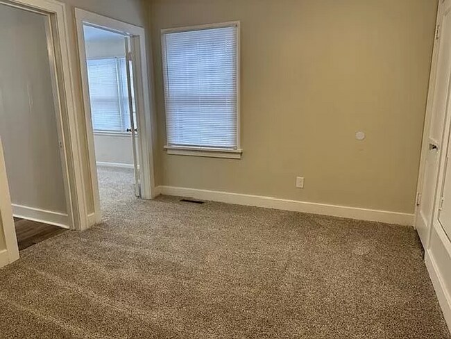 Building Photo - Stunning 3 Bed 1 Bath In Quiet Neighborhood
