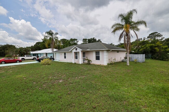 Building Photo - Furnished, Beautifully decorated 3 bedroom...