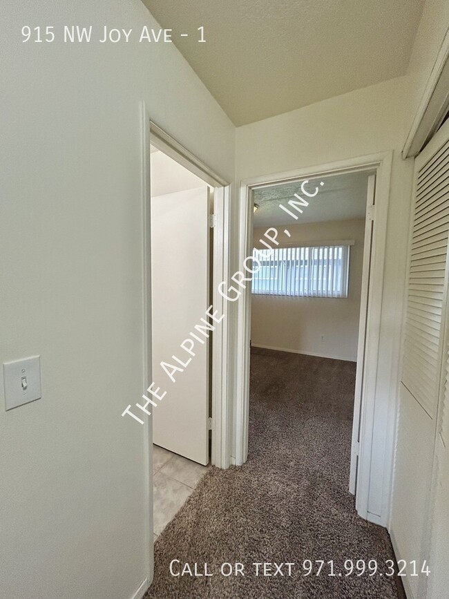 Building Photo - Single Level, 2 Bedroom by Cornell/NW Murr...