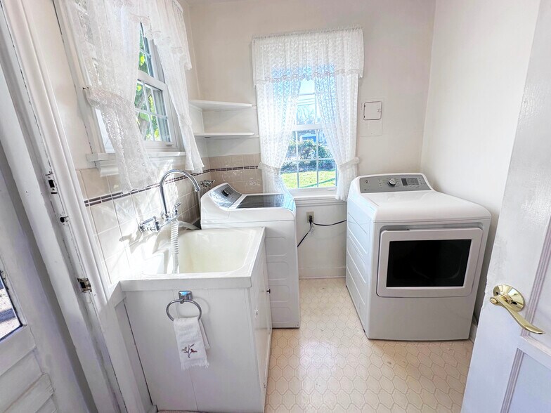 Building Photo - 7445 Orion Ave