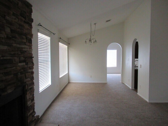 Building Photo - Nice 4 Bedroom + Den Home With Pool In Sou...