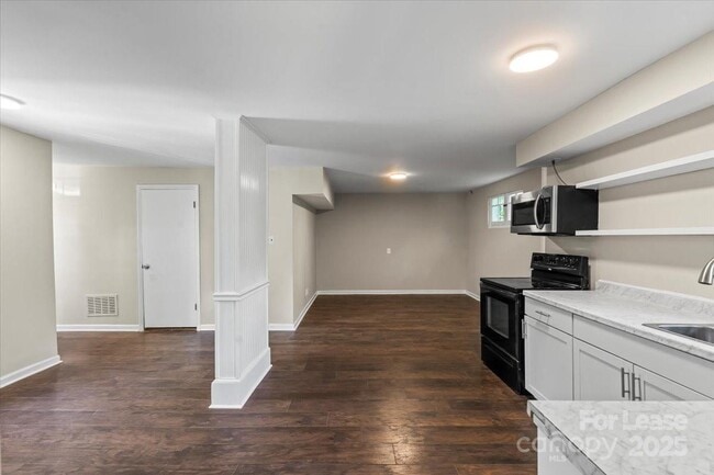 Building Photo - 904 Edgewood Cir