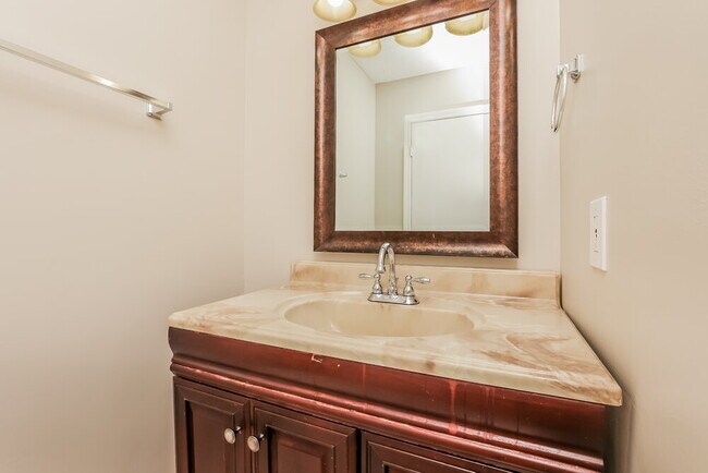 Building Photo - 747 Lake Terrace Dr