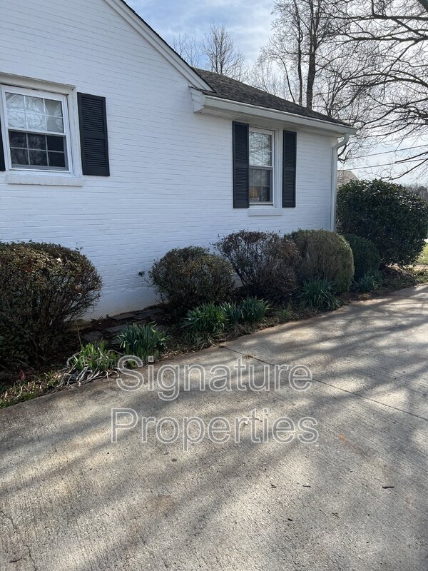 Building Photo - 1306 Oakwood St