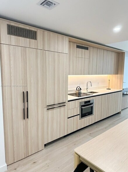 Building Photo - 225 N Miami Ave