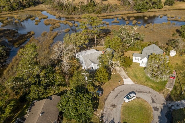 Building Photo - Marsh View Beaufort Home Available Now