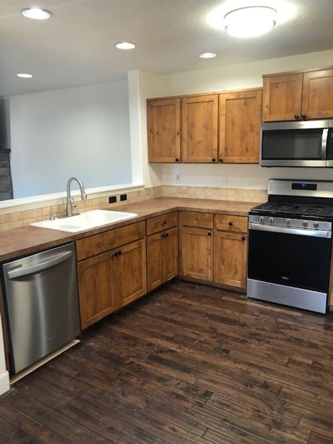 Building Photo - Gorgeous 4 Bedroom Home in Sun Meadow