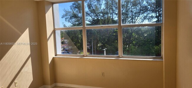 Building Photo - 1300 NE Miami Gardens Dr